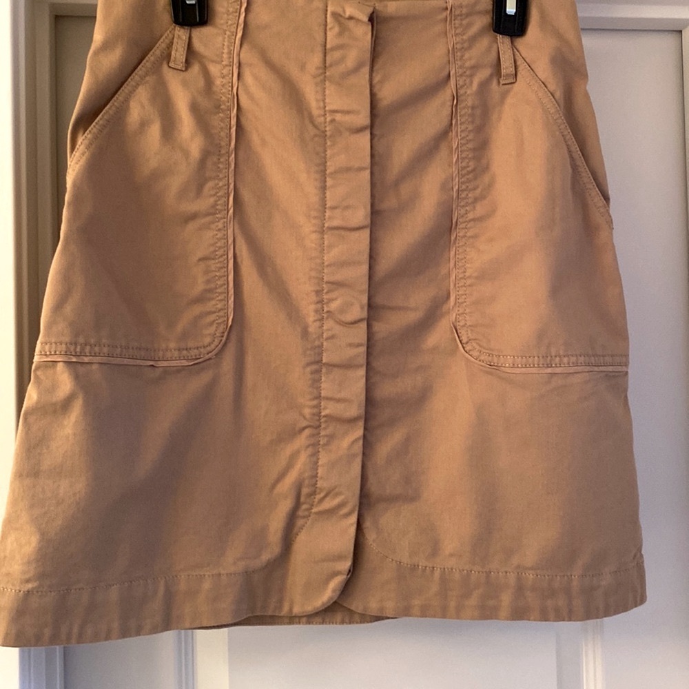 Loft ||Tan khakis skirt with pockets and buttons down front